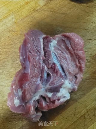 香芹洋葱炒羊肉步骤1