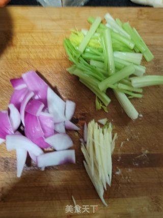 香芹洋葱炒羊肉步骤6