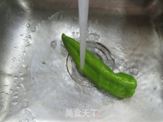 青椒毛豆炒咸菜步骤3