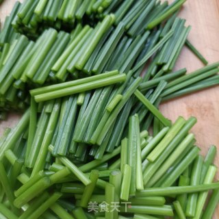 红烧回锅肉炒韭苔步骤2