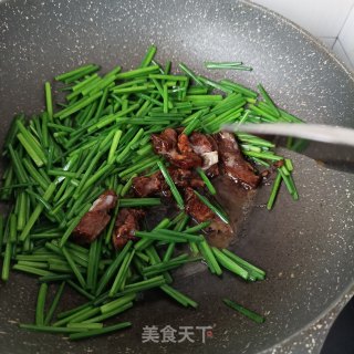 红烧回锅肉炒韭苔步骤9