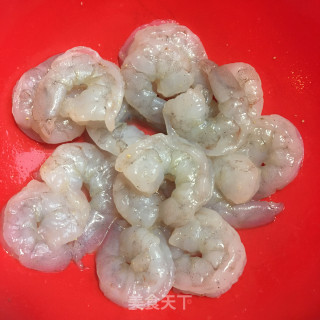 鸡蛋青椒炒虾仁步骤1