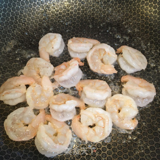 鸡蛋青椒炒虾仁步骤6