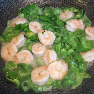 鸡蛋青椒炒虾仁步骤7