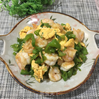 鸡蛋青椒炒虾仁步骤9