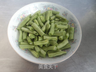 豆角烧海鲜菇步骤1