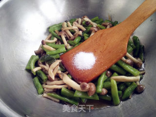 豆角烧海鲜菇步骤7