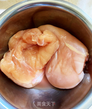 蒜香黑椒鸡肉粒步骤1
