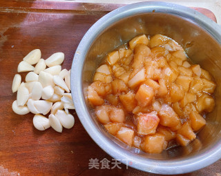 蒜香黑椒鸡肉粒步骤2