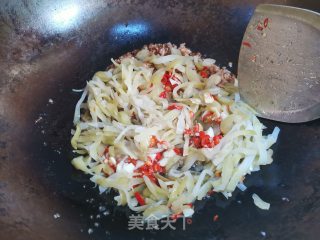 韭菜花榨菜丝炒肉步骤7