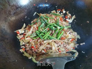 韭菜花榨菜丝炒肉步骤9