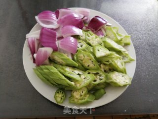 洋葱秋葵炒南瓜步骤2