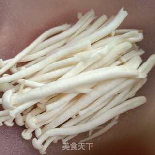 红烧回锅肉炒海鲜菇步骤1