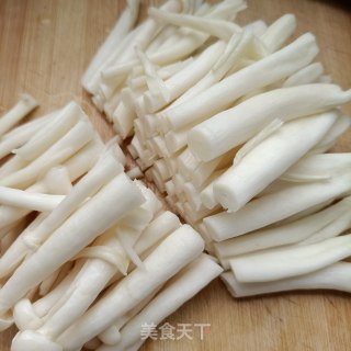 红烧回锅肉炒海鲜菇步骤2