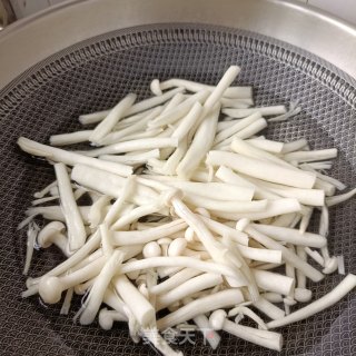 红烧回锅肉炒海鲜菇步骤3