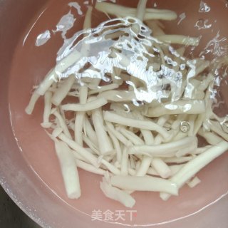 红烧回锅肉炒海鲜菇步骤5