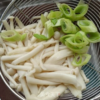 红烧回锅肉炒海鲜菇步骤6