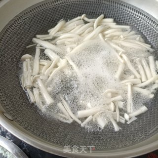 红烧回锅肉炒海鲜菇步骤4