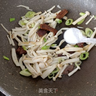 红烧回锅肉炒海鲜菇步骤11