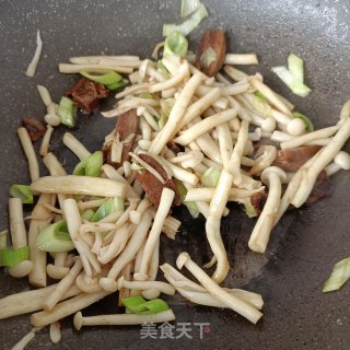 红烧回锅肉炒海鲜菇步骤12