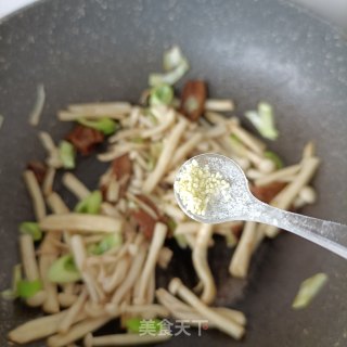 红烧回锅肉炒海鲜菇步骤13