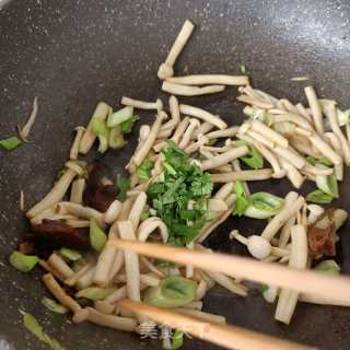 红烧回锅肉炒海鲜菇步骤14
