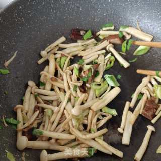 红烧回锅肉炒海鲜菇步骤15