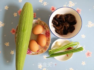丝瓜黑木耳炒鸡蛋步骤1