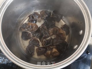 丝瓜黑木耳炒鸡蛋步骤3
