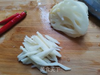 韭菜花炒藕丝步骤2