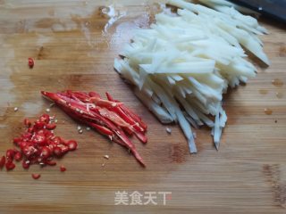 韭菜花炒藕丝步骤3