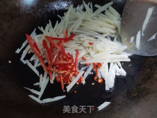 韭菜花炒藕丝步骤5