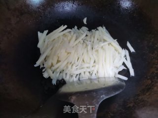 韭菜花炒藕丝步骤4