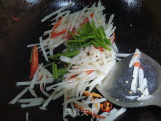 韭菜花炒藕丝步骤7
