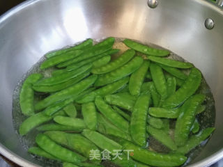 鸡蛋炒荷兰豆步骤2