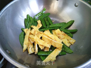 鸡蛋炒荷兰豆步骤7