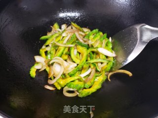炒苦瓜洋葱步骤3