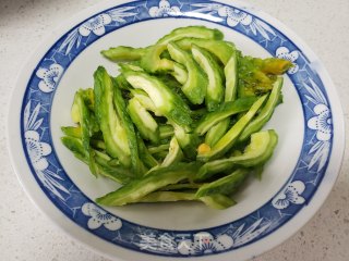 炒苦瓜洋葱步骤1