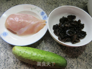 黑木耳黄瓜拌鸡胸肉步骤1