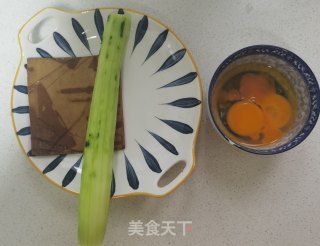 黄瓜鸡蛋炒香干步骤1