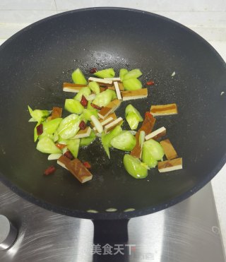 黄瓜鸡蛋炒香干步骤7