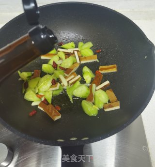 黄瓜鸡蛋炒香干步骤8