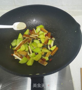 黄瓜鸡蛋炒香干步骤9