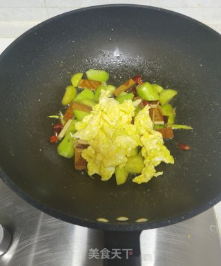 黄瓜鸡蛋炒香干步骤10
