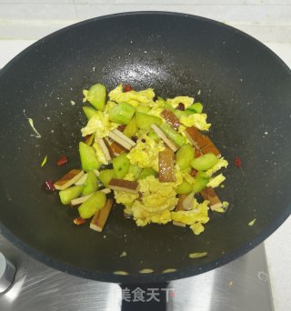 黄瓜鸡蛋炒香干步骤11