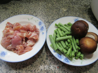 香菇四季豆炒鸡腿肉丁步骤1
