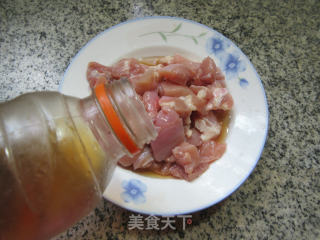 香菇四季豆炒鸡腿肉丁步骤2