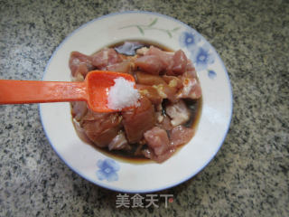 香菇四季豆炒鸡腿肉丁步骤4