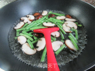 香菇四季豆炒鸡腿肉丁步骤7