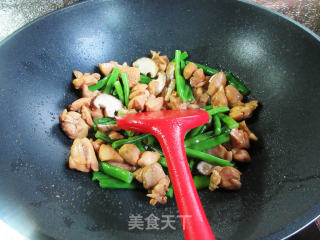 香菇四季豆炒鸡腿肉丁步骤9